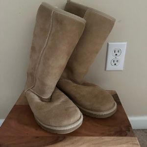 UGG Classic Boots – Tan Suede Sheepskin – Cozy Winter Staple
